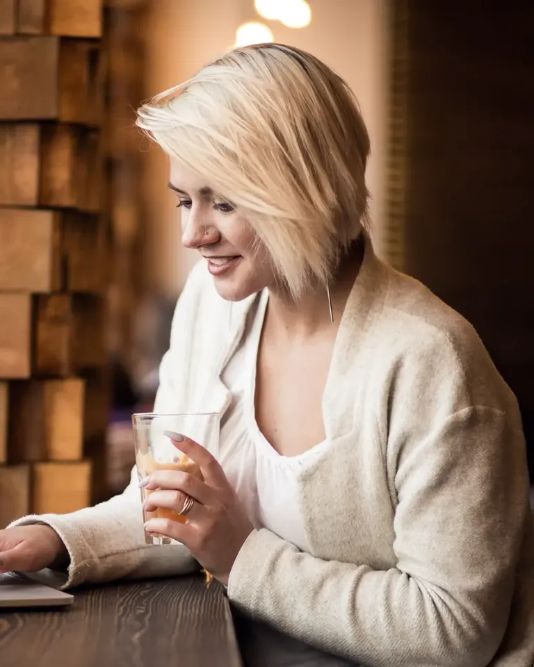 Femme souriante qui travaille à son ordinateur, coaching AuDHD Lachance Atypique