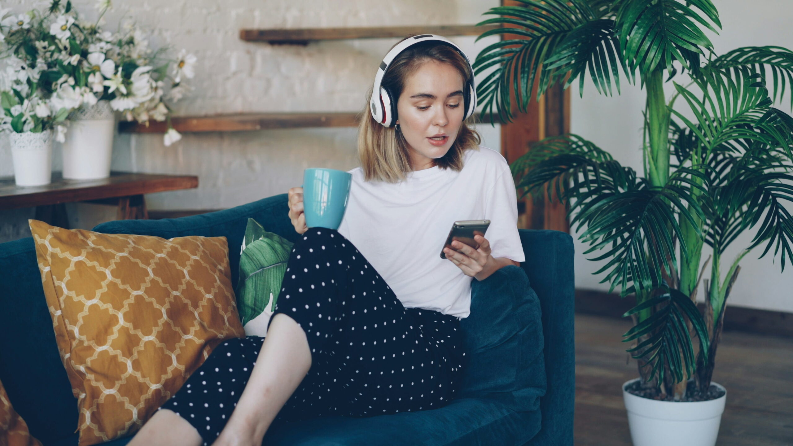 Femme détendue sur un sofa avec une tasse de thé, image de l'analyse individuelle de Design Humain