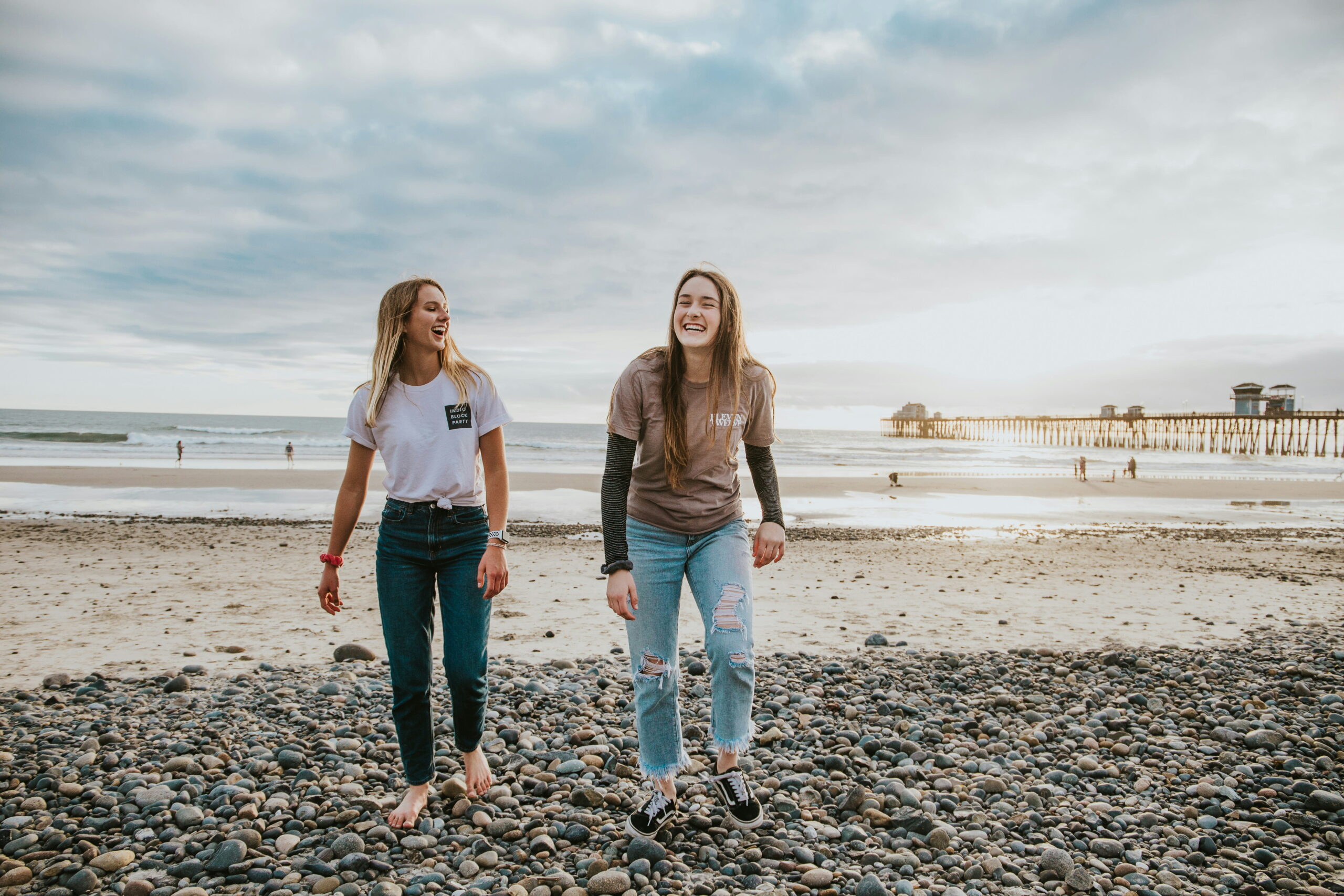 Deux femmes marchent côte à côte au bord de la mer, image de l'analyse relationnelle en Design Humain